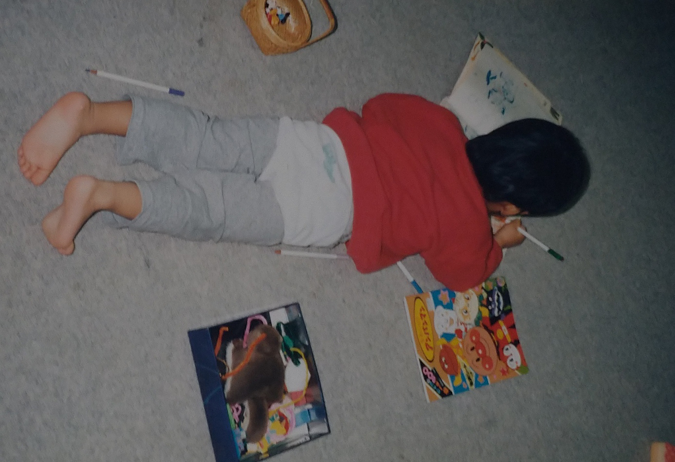 ズボンの上からパンツをはいて絵を描く制作者の子供時代の写真